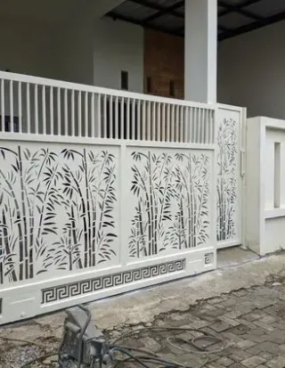 Tim Bengkel Pagar Surabaya sedang mengerjakan konstruksi besi berkualitas tinggi